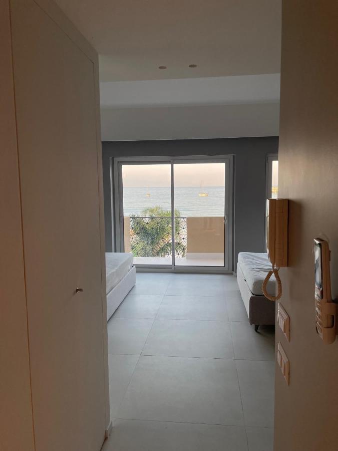 La Finestra Sul Mare Modern Apartment Giardini Naxos Eksteriør billede