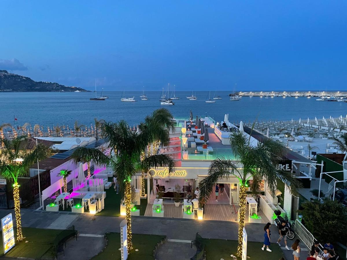 La Finestra Sul Mare Modern Apartment Giardini Naxos Eksteriør billede