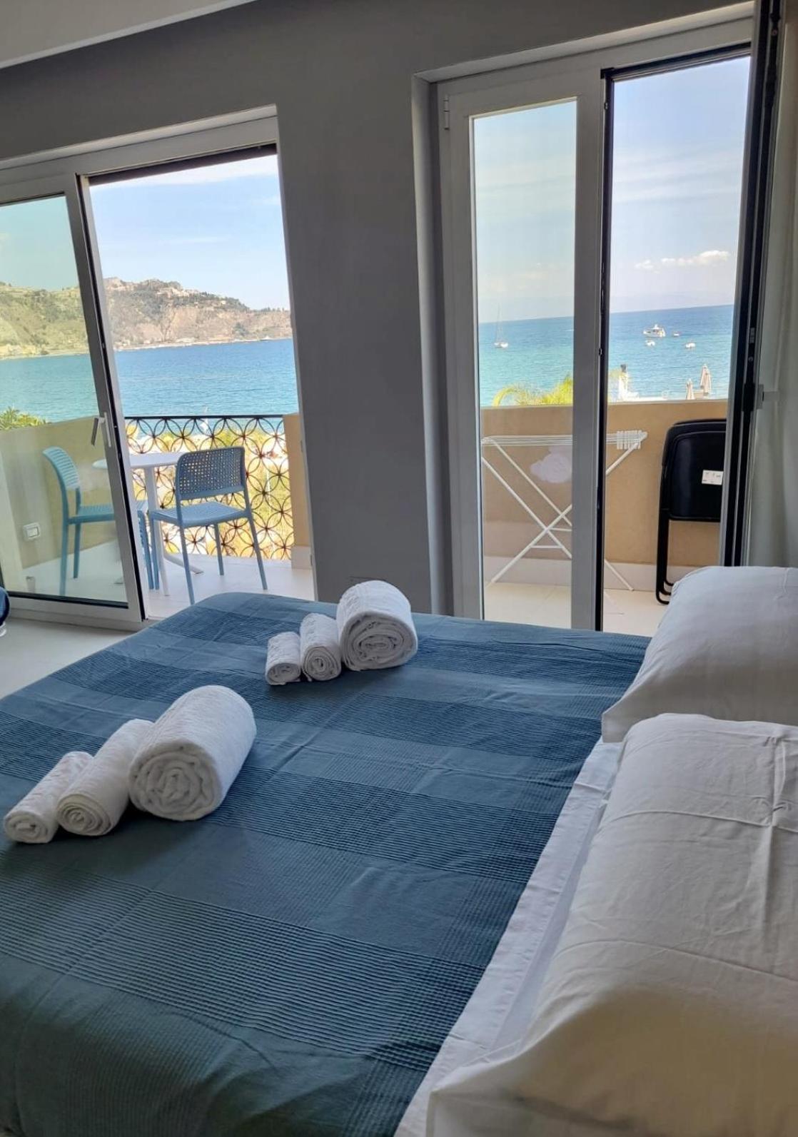 La Finestra Sul Mare Modern Apartment Giardini Naxos Eksteriør billede