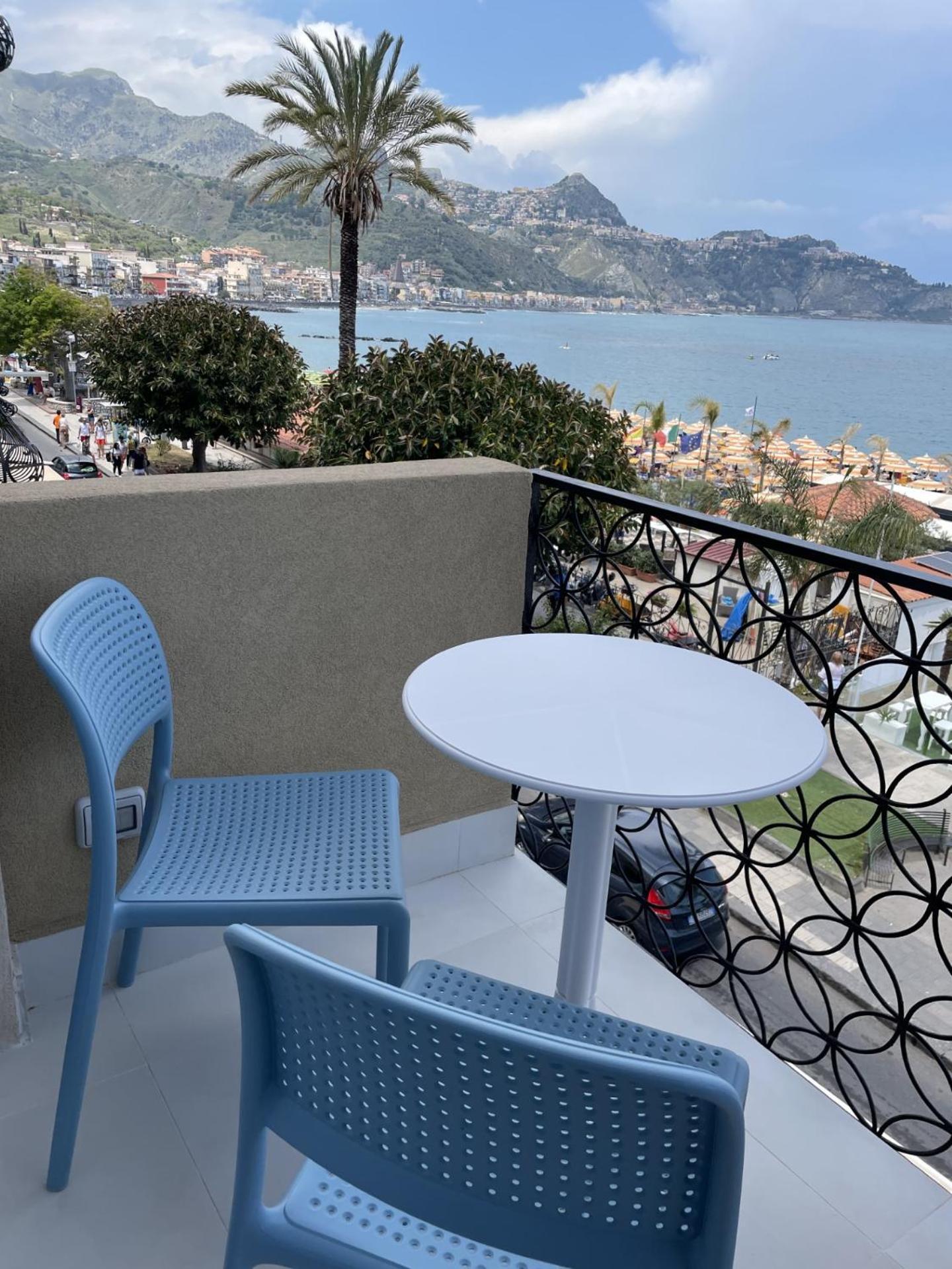 La Finestra Sul Mare Modern Apartment Giardini Naxos Værelse billede